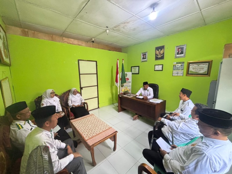 Ka. KUA Air Joman Pimpin Rapat Pemantapan Kinerja Penyuluh Agama Islam dan Struktural