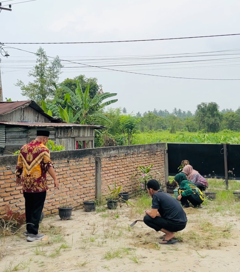 Semangat Kebersamaan, KUA Sei Kepayang Kompak Bergotong Royong Wujudkan Lingkungan Kantor yang Asri